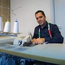 HELP kleermaker Yanni Azami uit Zevenhuizen om zijn zuurverdiende spaargeld terug te krijgen.